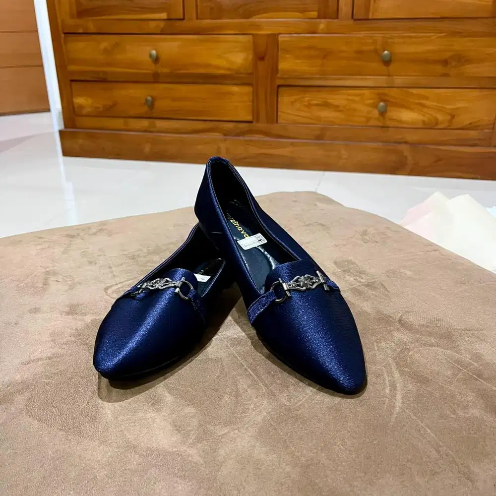 Flat Shoes Wanita Satin Navy dengan Aksen Rantai