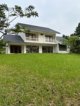 Dijual rumah dengan backyard yang luas dicluster prestigious sentul