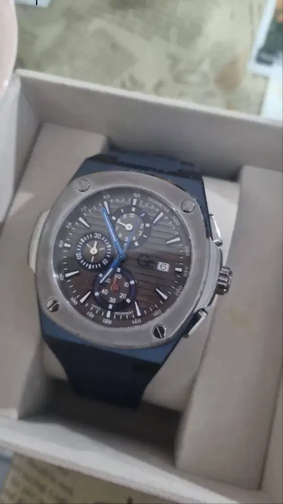 Jam Tangan Guess Collection Coussin Shape