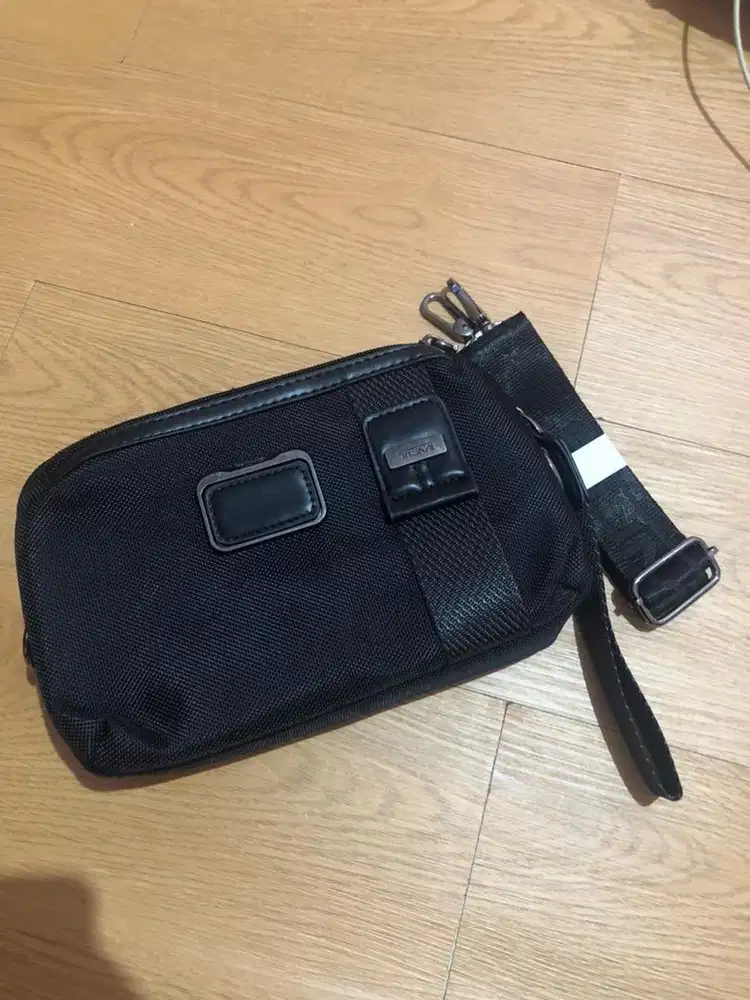 Tas slempang/hand bag merk TUMI size 15x22 warna hitam