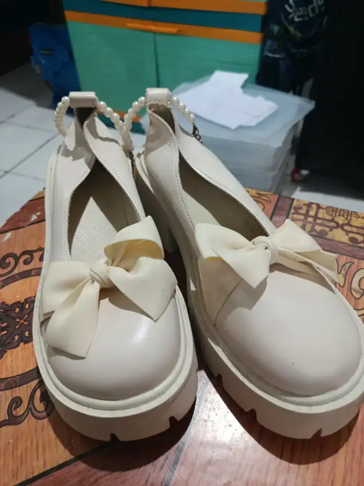 Sepatu Docmart Vintage Warna Putih Masih baru belum terpakai