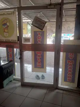 Partisi kaca toko