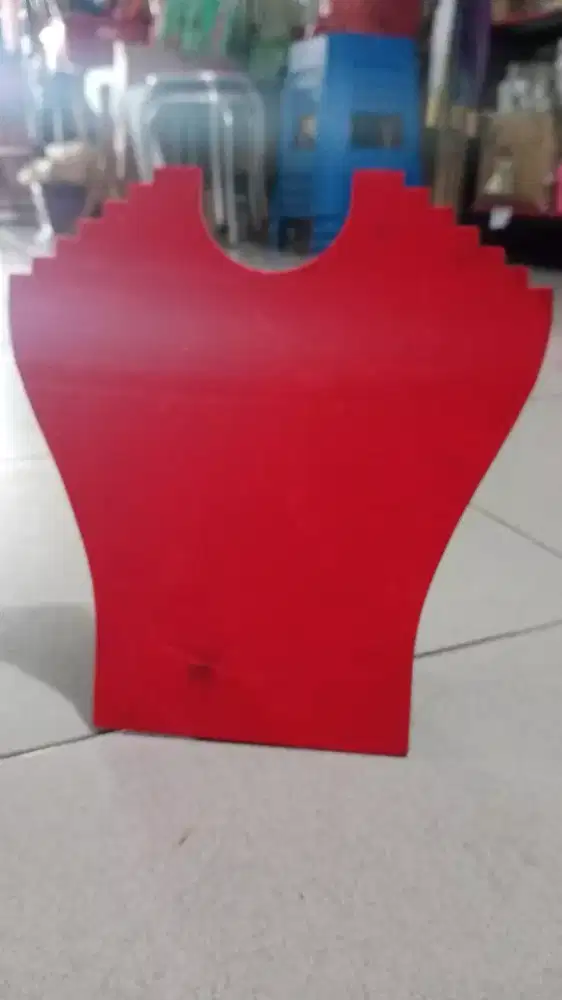 Display pajangan kalung