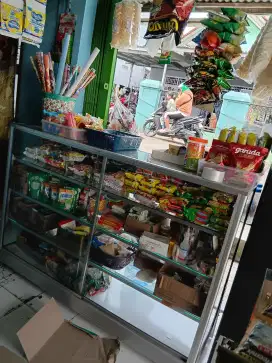 Etalase kaca ukuran 1.5