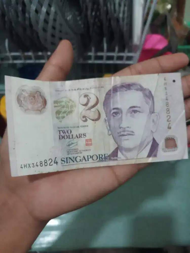 Uang kertas dan koin asli