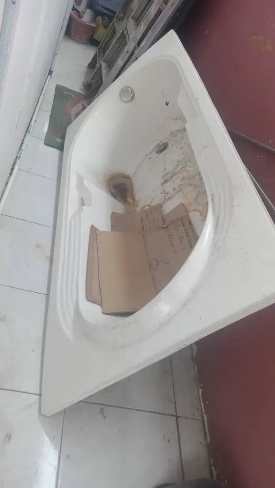 Jual bathtub bekas.kondisi bagus cuma kotor saja bekas pemilik rumah s