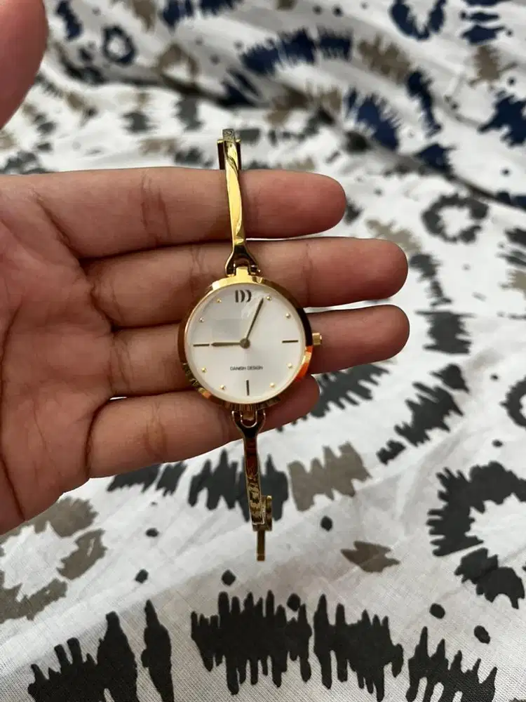 jam tangan di lapisi emas