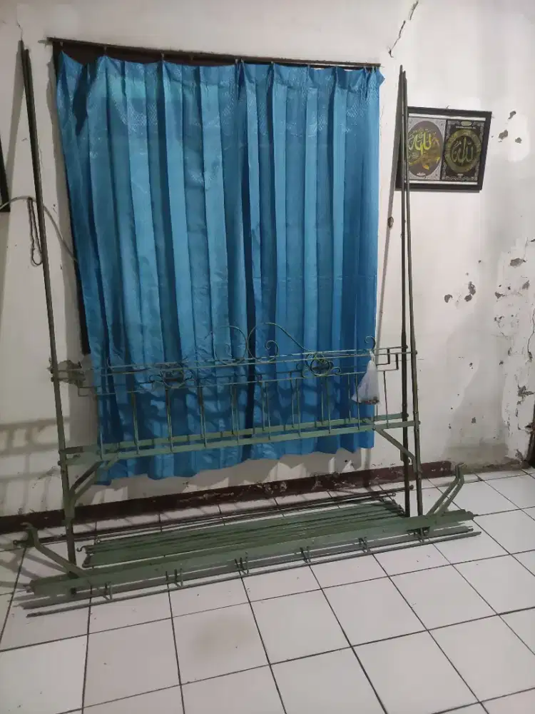 Tempat tidur besi