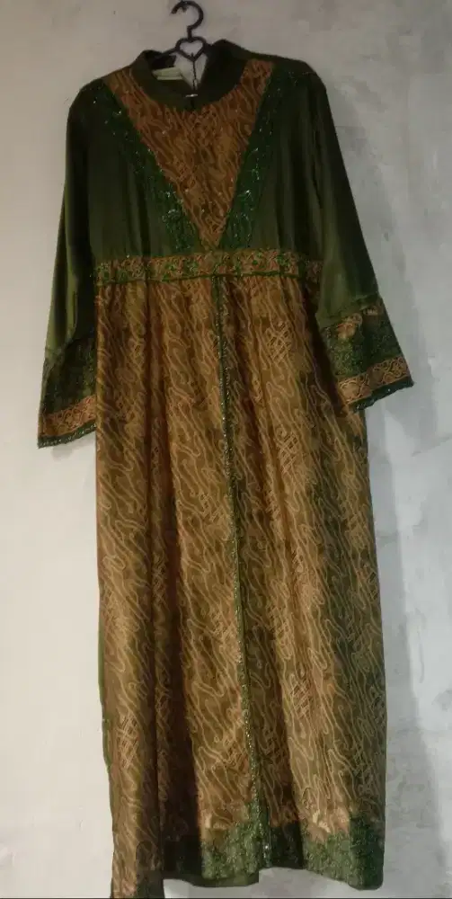 Gamis Preloved Hijau Army Anggun, Cuma 75rb!