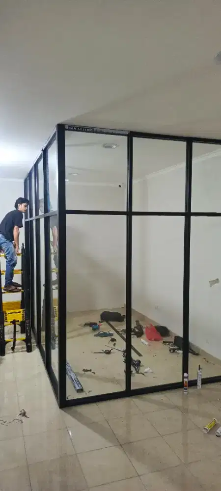 Partisi kaca dan pintu aluminium