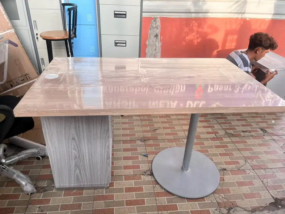 Meja kantor kaki besi