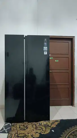 DIJUAL KULKAS SIDE BY SIDE ELEXTROLUC KONDISI TERAWAT