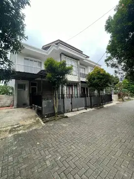 Dijual Rumah Tinggal 3 lantai Serpong Terrace Jl Raya Viktor Tangsel