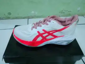 Jual sepatu Asic warna putih motif orange