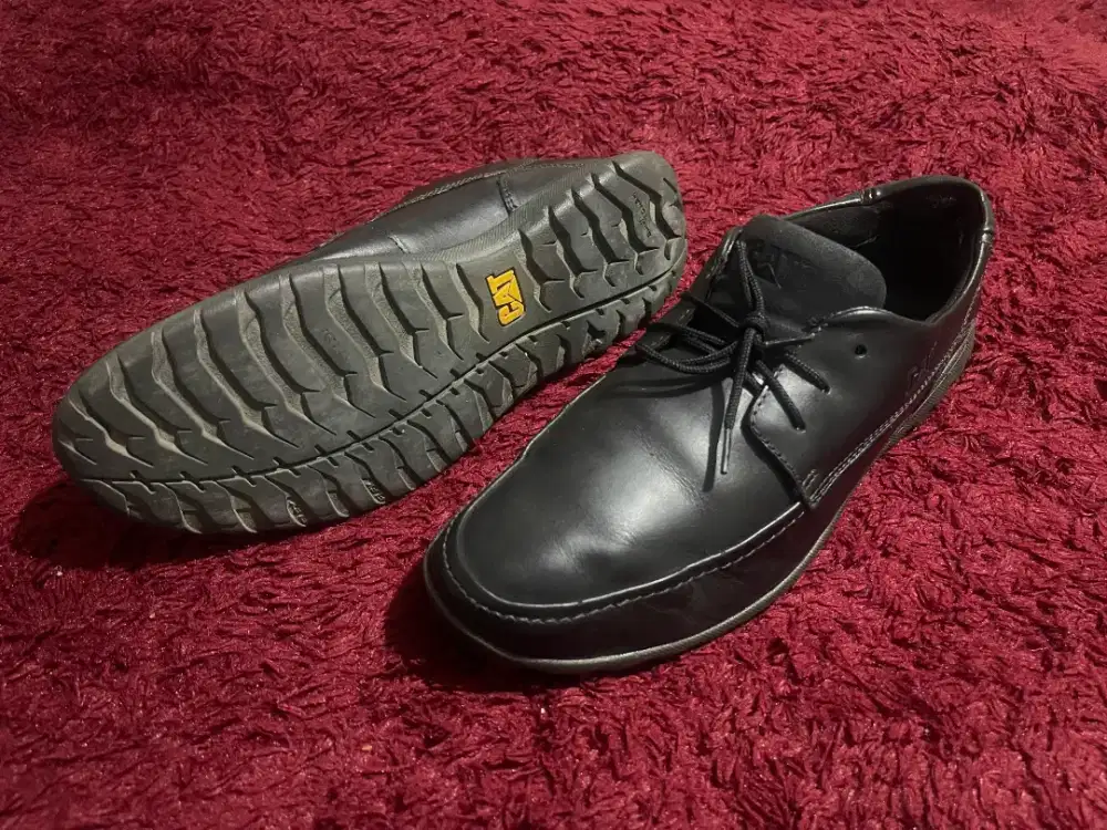 Sepatu Pria Kulit CAT size 42