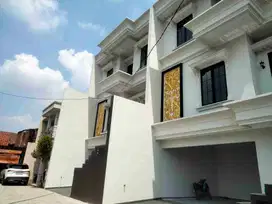 Disewakan Rumah Baru 3 Lantai dkt Tol simatupang