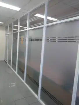 Partisi dan pintu kaca