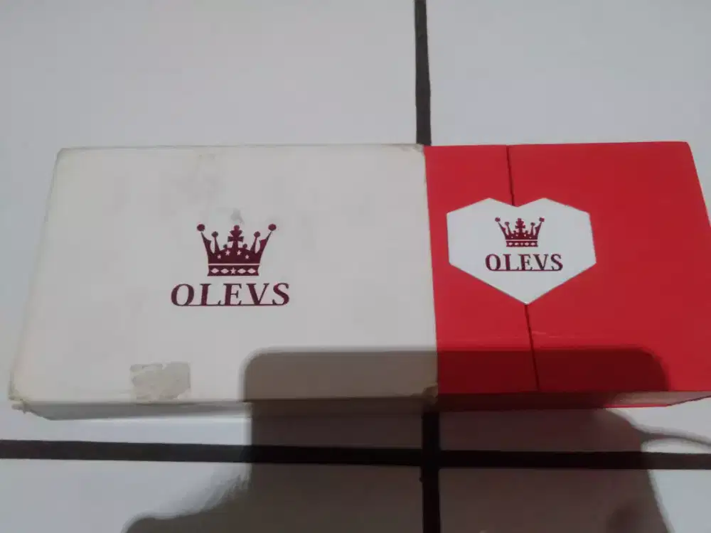 Di jual jam tangan wanita merek OLEVS msh baru 3 hari di pakai