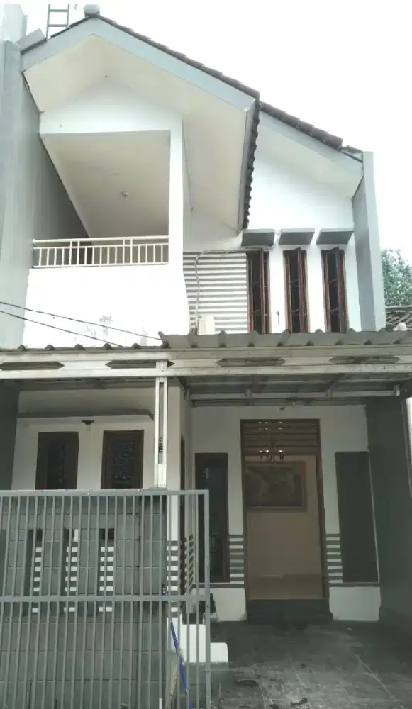 Disewakan Rumah 2 Lantai, Bersih, Siap Pakai. Baru di Cat