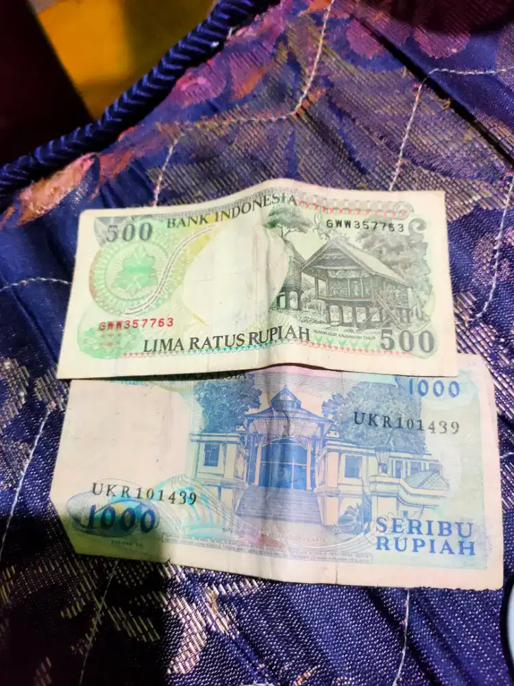 uang kertas 1000 rupiah dan 500rp