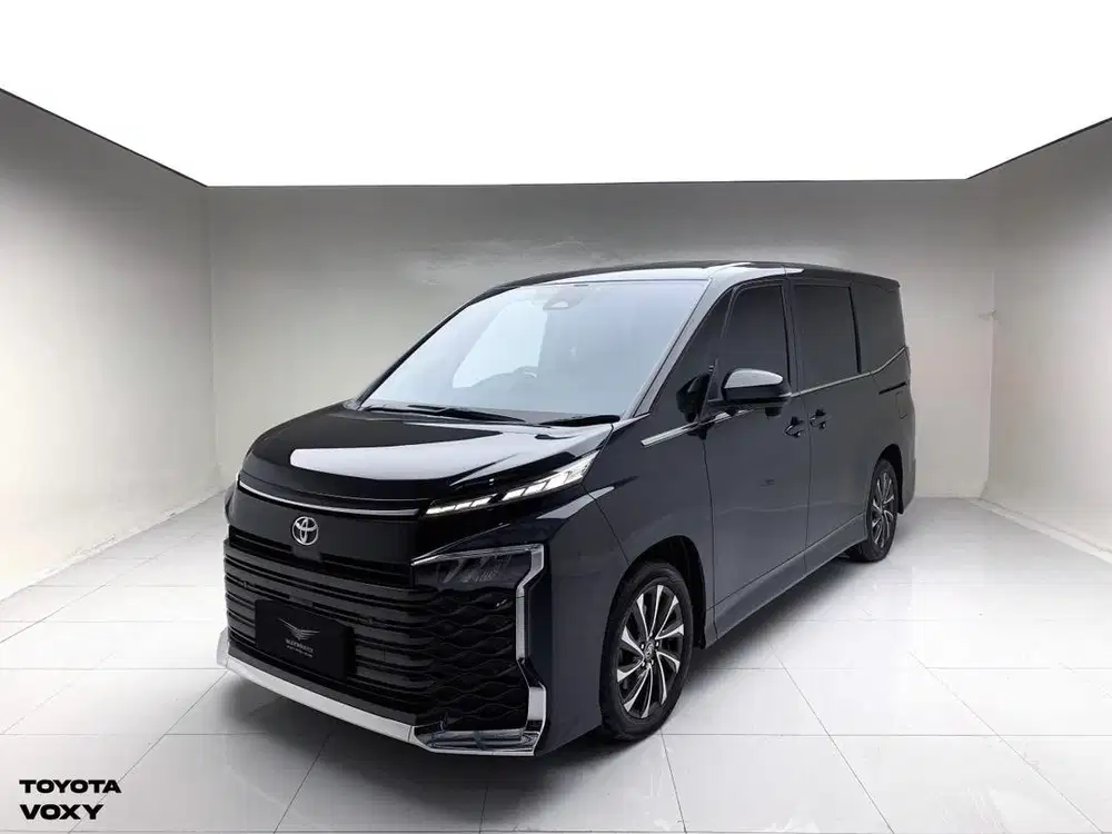 TOYOTA VOXY 2023 - BLACK ON BLACK