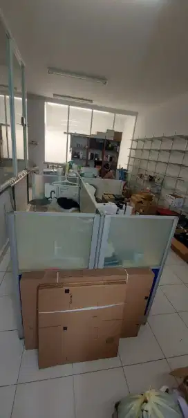 Meja kantor sekat 4 kaca