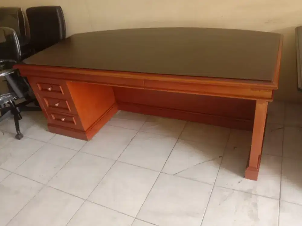 Meja direktur moderen kayu