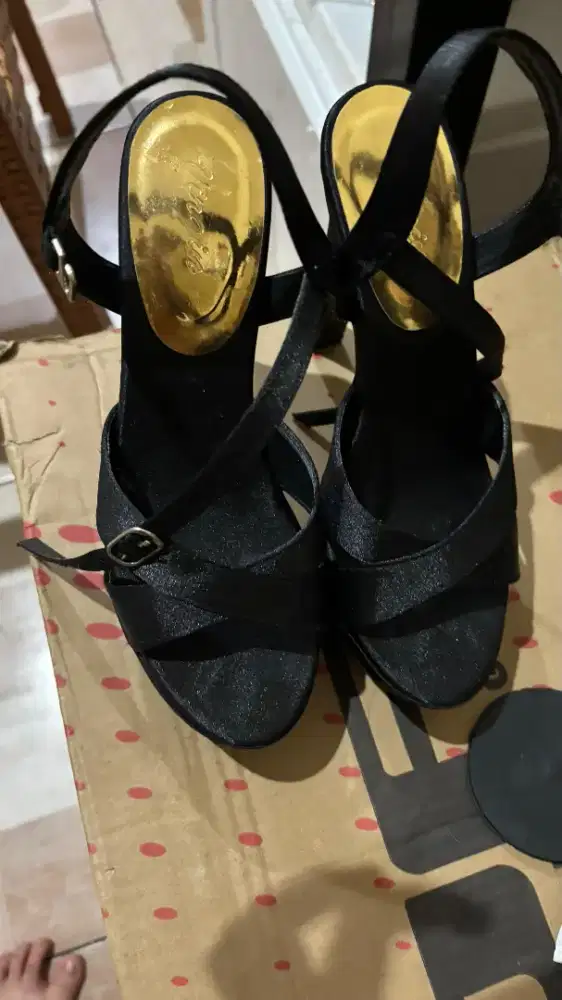 Sepatu heels 15cm hitam satin