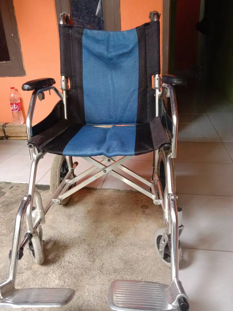 Kursi roda merk GEA warna biru bisa d lipat