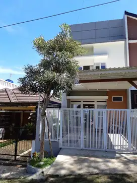 DIJUAL RUMAH RASA VILLA – FULLY FURNISHED – KATUMIRI CIHANJUANG BANDUNG BARAT