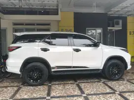 Fortuner GR 2,8 putih th 2024 solar