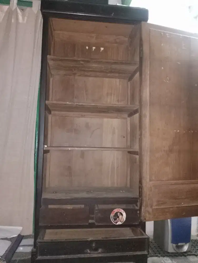 Lemari pakaian kayu jati