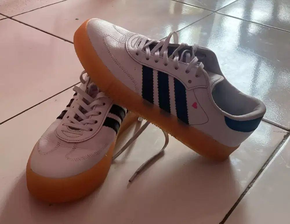 Sepatu wanita Adidas falentin