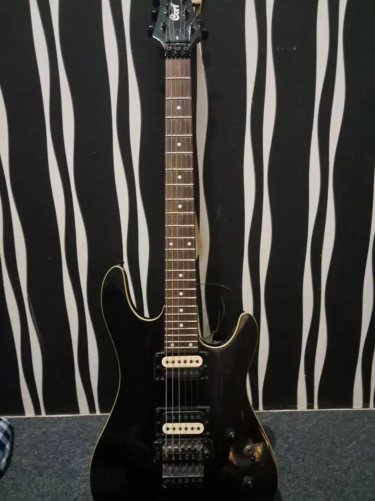 Gitar elektrik Cort Warna Hitam Tremolo Updown