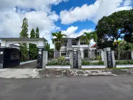 Rumah Mewah dengan Tanah yang luas ada kolam renang & Pendopo di Maguwo Sleman
