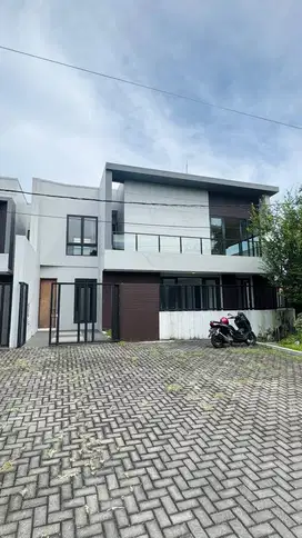 Dijual Rumah Modern Scandinavian 2 Lantai Baru Gress Gayung Kebonsari
