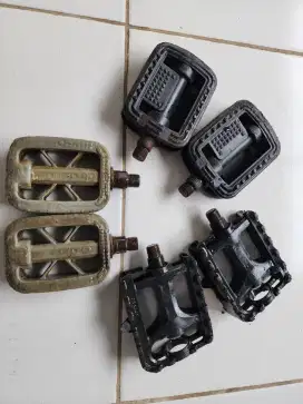 Di jual Borongan (4 pedal..4 crank .2 stang dan 3 sproket