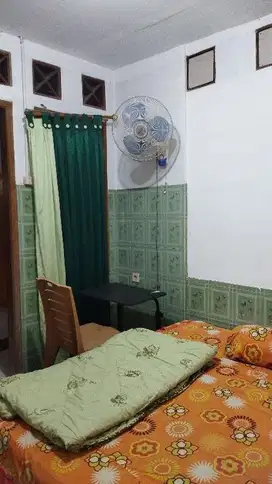 kamar kos yg cukup strategis lengkap fasilitas