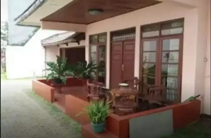 Dijual nego keras rumah antik 1 lantai ada kolam renang