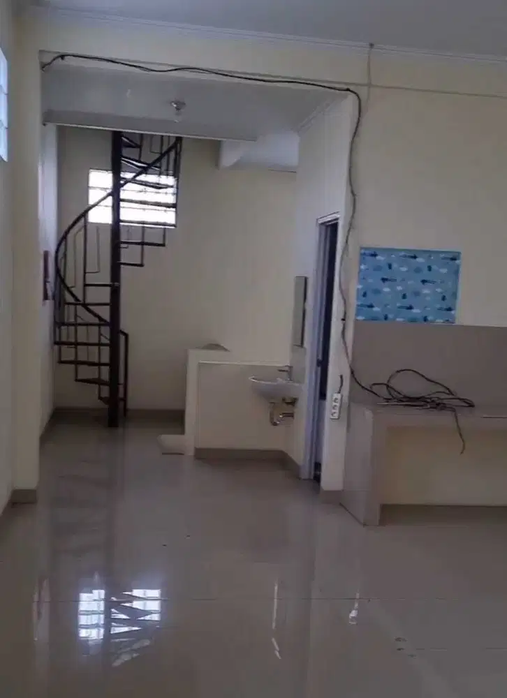Ruko di Holis 3 Lantai Siap Pakai Lokasi Strategis dan Ramai