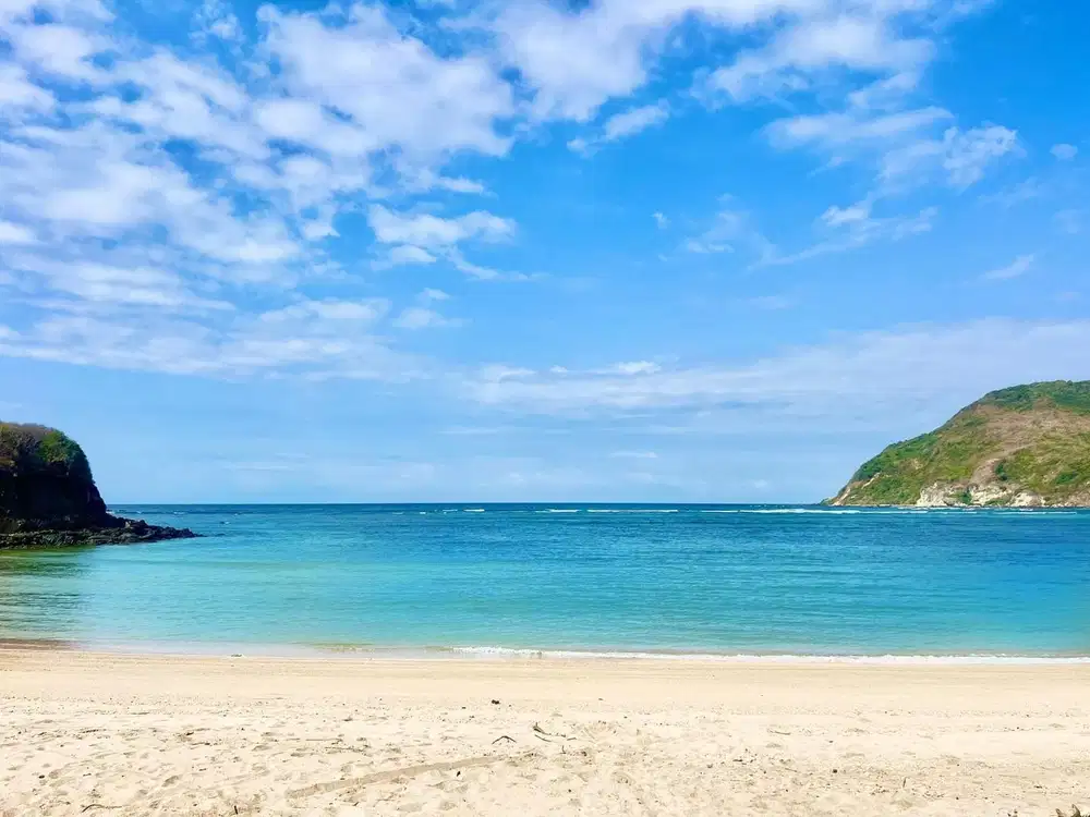 Tanah pinggir pantai dekat Kuta Mandalika Lombok. Cocok untuk hotel