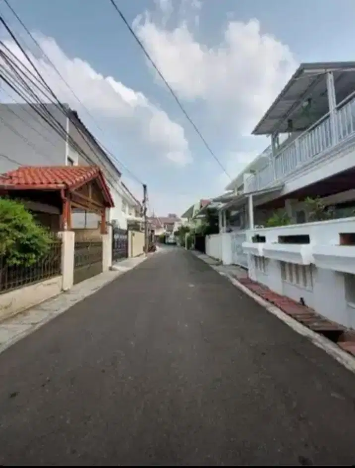 Rumah murah hitung tanah di Tebet Timur, Jalan 2 mobil