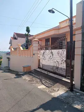 Rumah Luas di Sinar Waluyo Selatan, Kedungmundu, Tembalang, Semarang