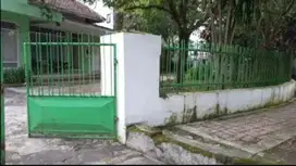 Rumah tengah kota dekat alun alun Tugu kota Malang