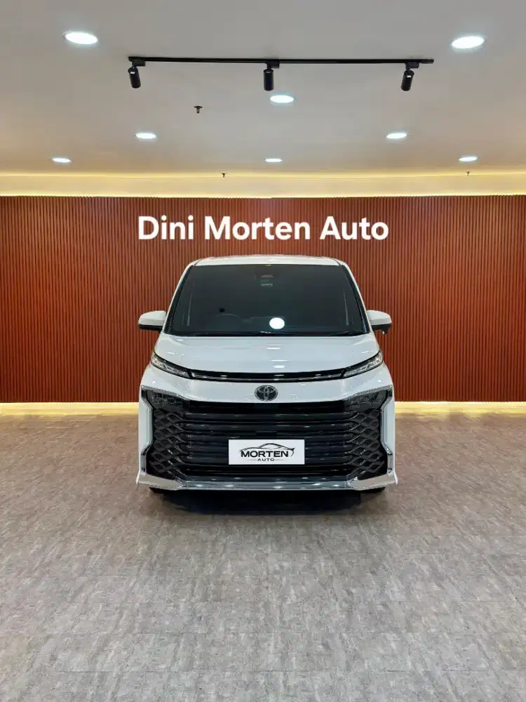 ( KM 11rb ) Toyota Voxy 2.0 at 2023 Bensin