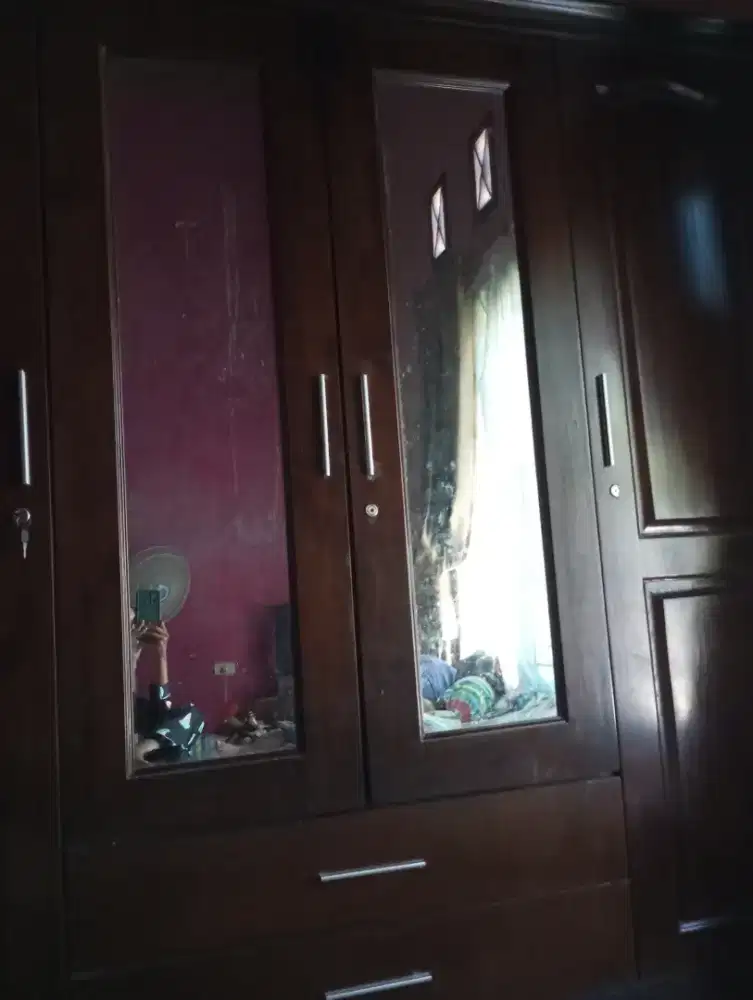 Lemari 4 pintu, dua kaca