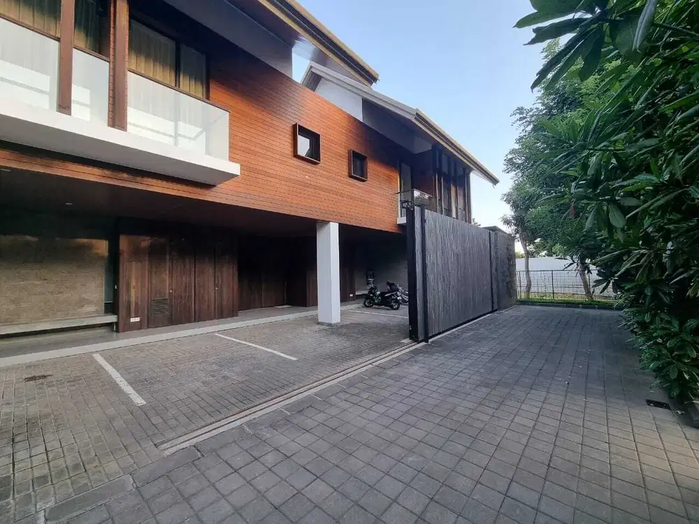 VILLA MODERN SIAP HUNI SEMI FURNISHED 4BR BEST LOKASI RENON- SANUR