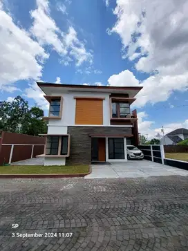 RUMAH MEWAH 2 LANTAI EKLUSIF DALAM PERUMAHAN ONE GATE DI MAGUWOHARJO