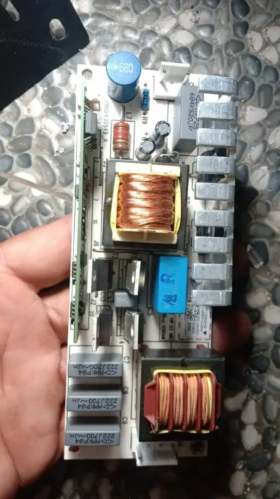 Teknisi elektronik terutama lampu panggung