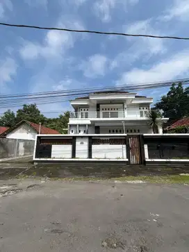 RUMAH MEWAH 2 LANTAI DENGAN TANAH LUAS STRATEGIS DI MAGUWOHARJO